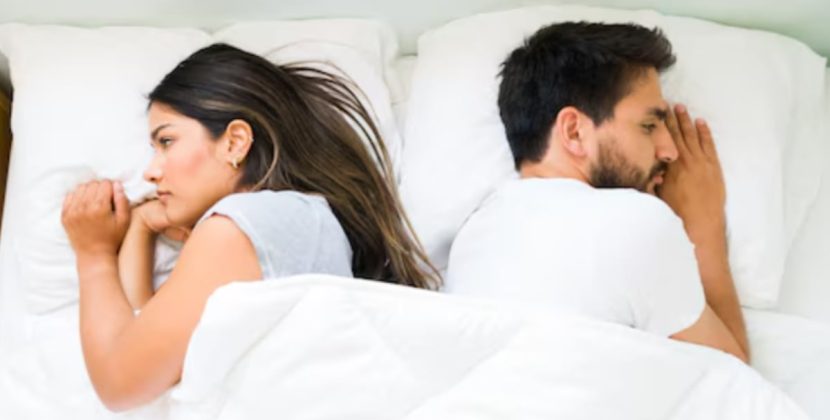 ¿Qué significa que tu pareja te dé la espalda al dormir?