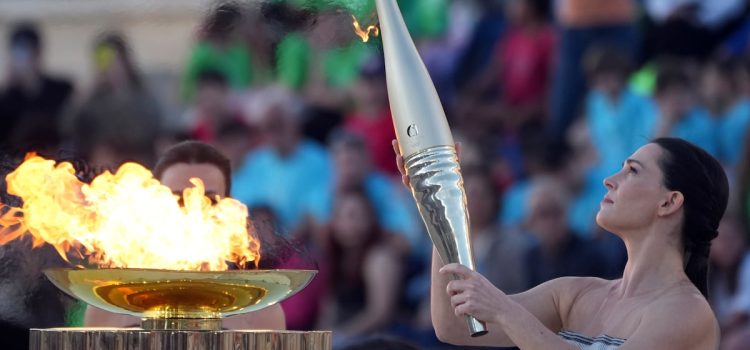 Organizadores de París reciben el fuego olímpico en la cuna de los Juegos modernos
