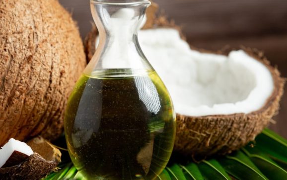Seis beneficios del aceite de coco para humectar la piel