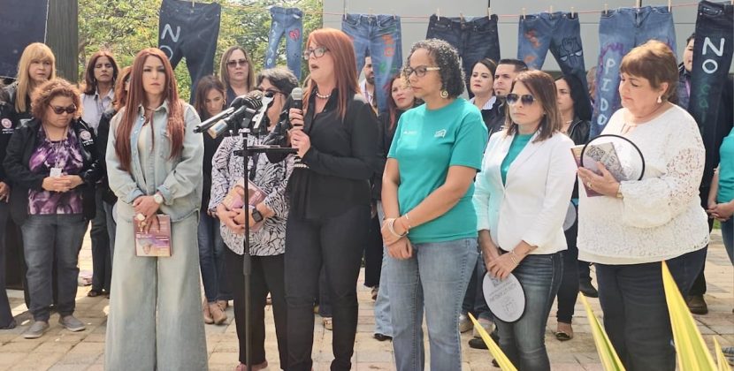 Fiscales litigan en mahones en solidaridad con las víctimas de abuso sexual