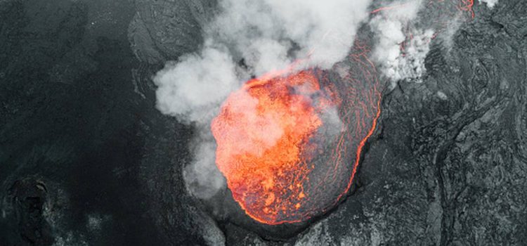 Otra vez una selfie trágica: Muere una mujer al caer en un volcán activo