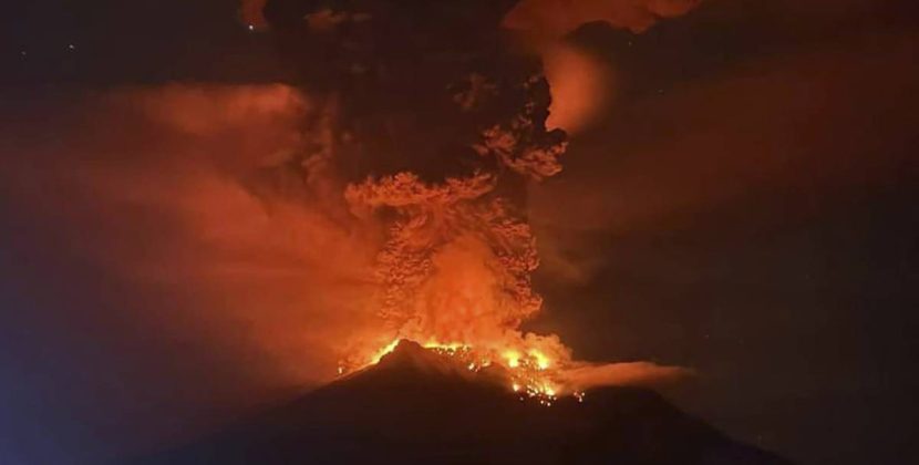 Temen erupción volcánica dé paso a tsunami en Indonesia