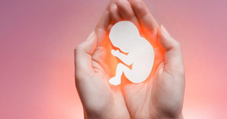 Condenan aprobación de medida que restringe el aborto en menores de edad