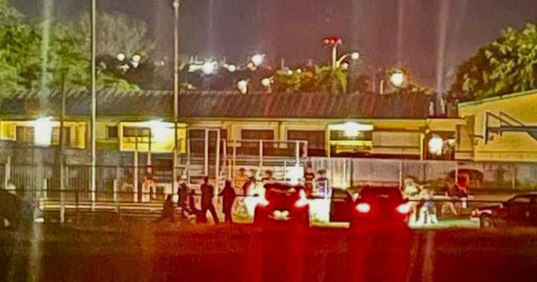 Denuncian que padres arecibeños alumbran cancha con sus carros para que sus hijos jueguen baloncesto