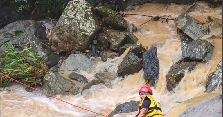 Ubican cuerpo flotando en zona de búsqueda de joven arrastrada en Arecibo