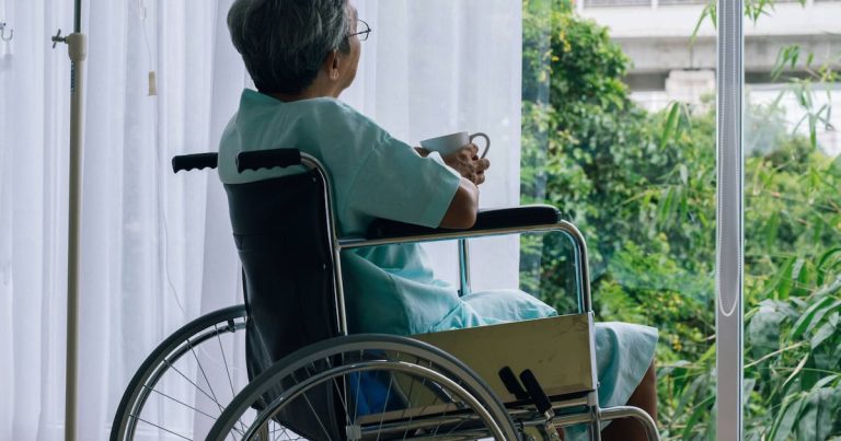 Cargos contra trabajadora social por esquema de fraude y explotación financiera contra adultos mayores