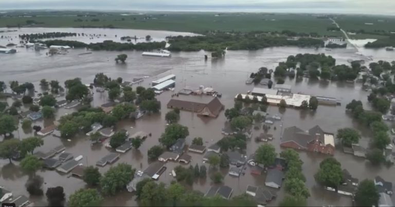 Fuertes lluvias dejan un pueblo inundado en Iowa