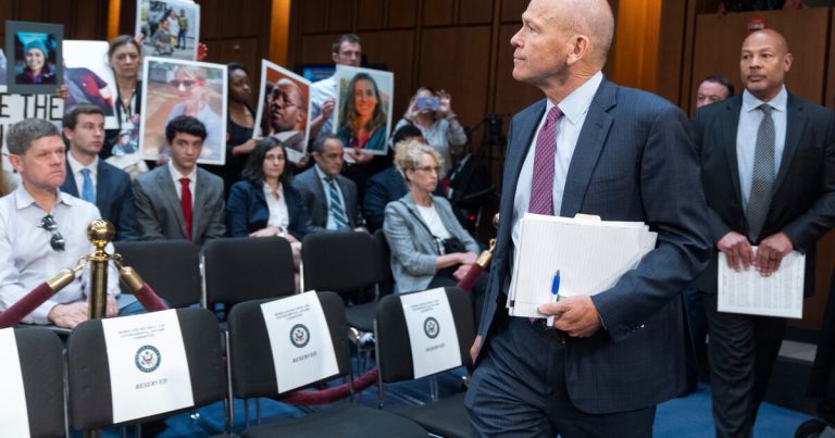 Senadores cuestionan al CEO de Boeing por fallas y denuncias de seguridad