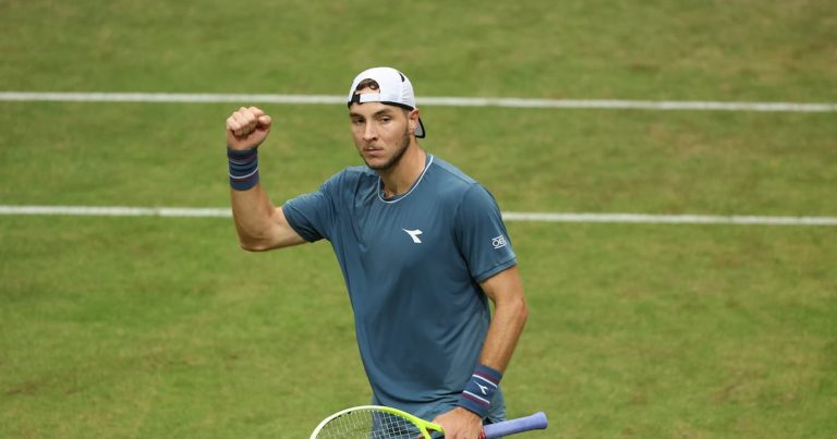 Struff vence a Tsitsipas en Halle y se medirá con Sinner