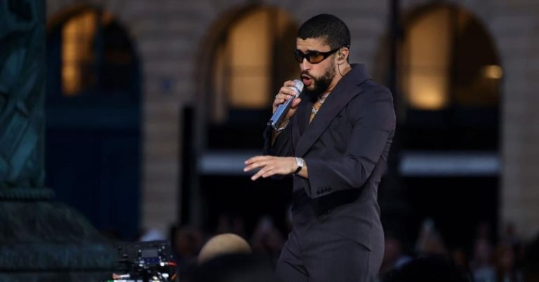Bad Bunny se presenta en desfile de modas de Vogue en París