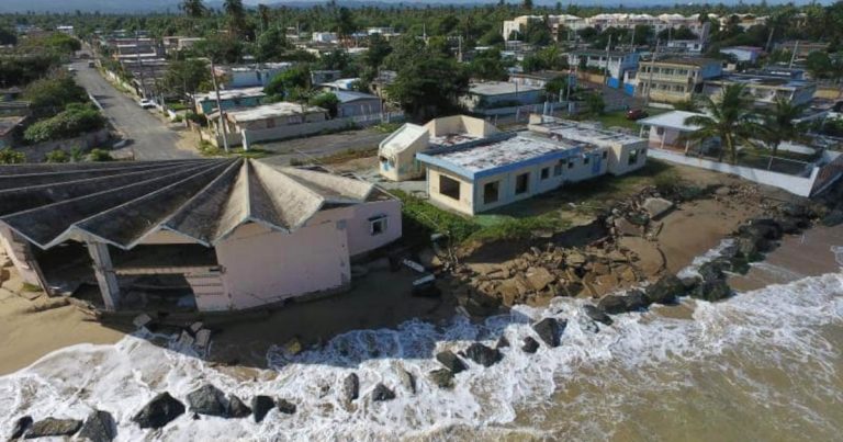 Continúa proyecto de revestimiento en piedra para detener erosión costera en Loíza