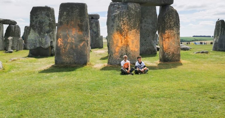 Manifestantes vandalizan monumento de Stonehenge en el sur de Inglaterra
