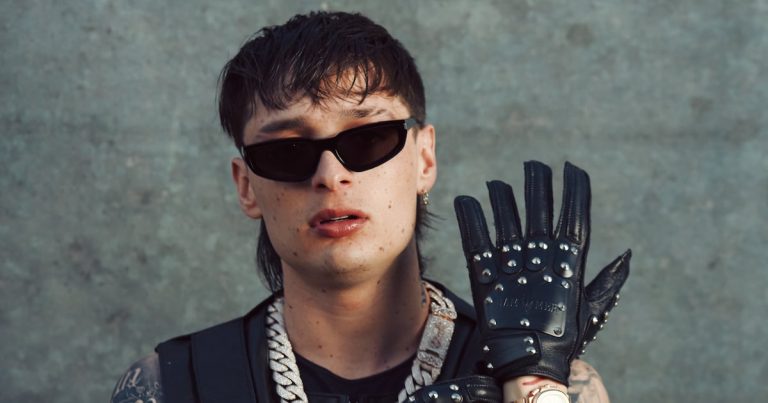 Peso Pluma lanza su disco “Éxodo” y muestra su nuevo look