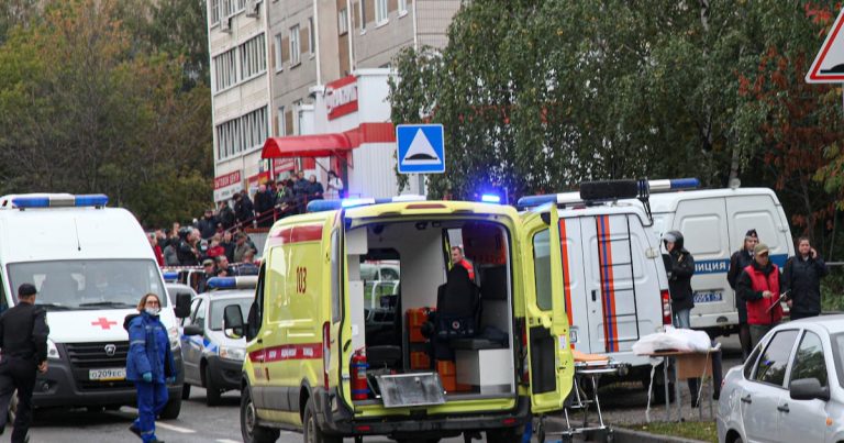 Hombres armados matan a sacerdote y a policías en ataques contra templos