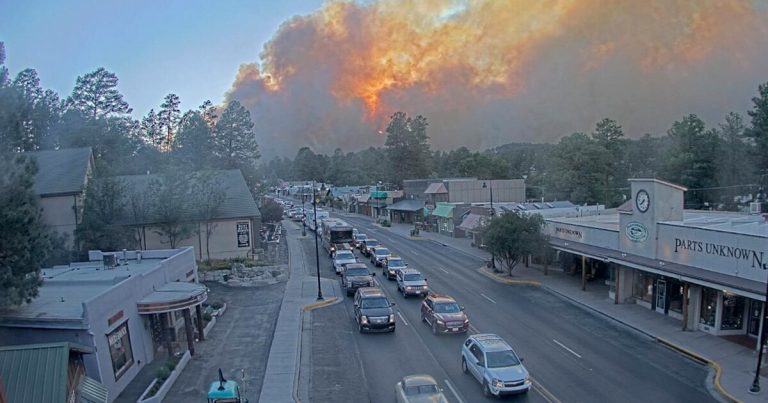 Temperaturas más frescas y lluvia podrían ayudar a controlar incendios en Nuevo México