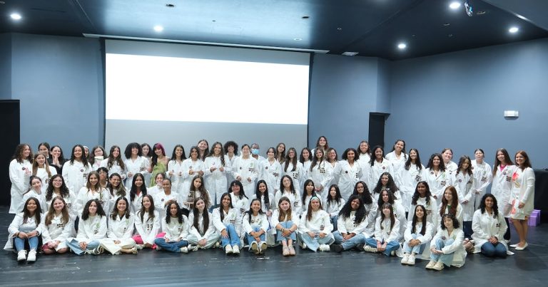 Jóvenes se gradúan como embajadoras científicas