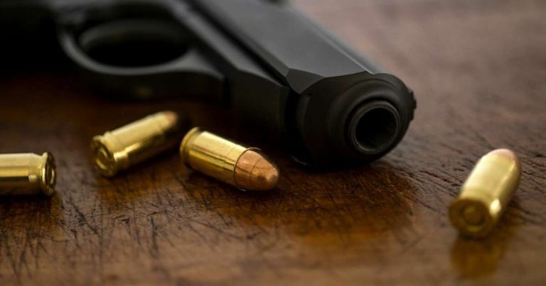 Reportan muerte violenta frente a una institución educativa en Aguadilla