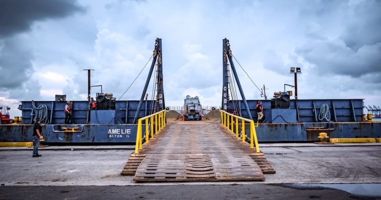 Transformador de LUMA llega a Santa Isabel