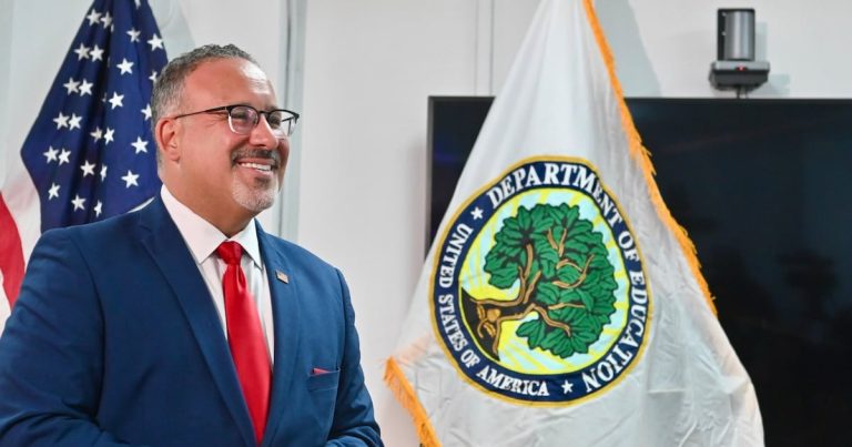 Secretario de Educación federal asegura no quisiera tener a Puerto Rico en sindicatura