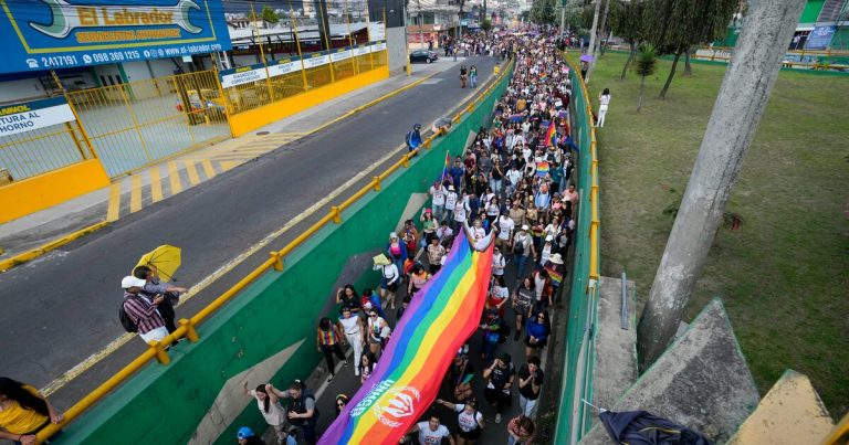 Ecuador celebra desfile por el Orgullo Gay mientras exigen cese la violencia en contra de la comunidad