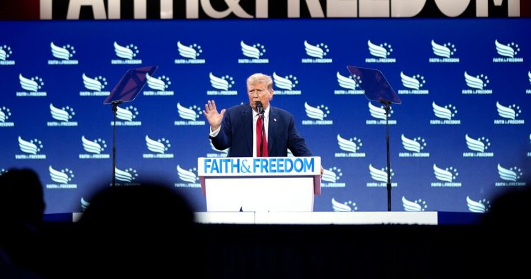 Trump respalda mostrar los Diez Mandamientos en escuelas