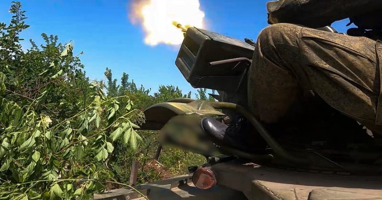 Ucrania dice haber atacado tres refinerías en territorio ruso; Moscú afirma que ataque naval fracasó