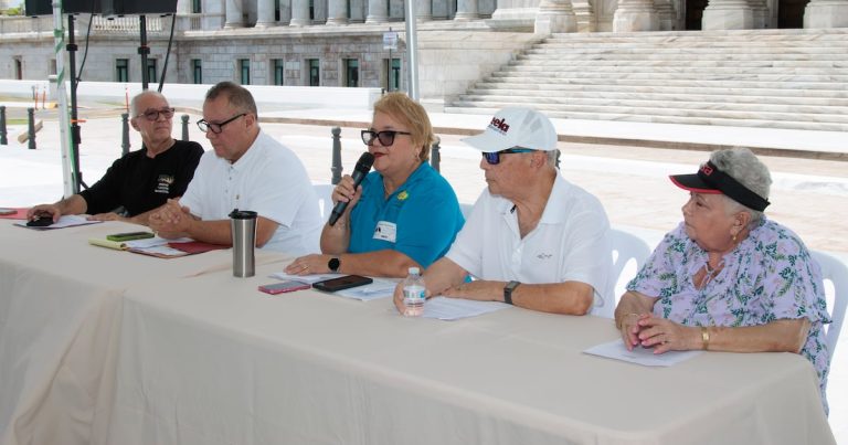 Pensionados exigen a la Cámara votar por proyecto que permitiría negociar sus beneficios de salud