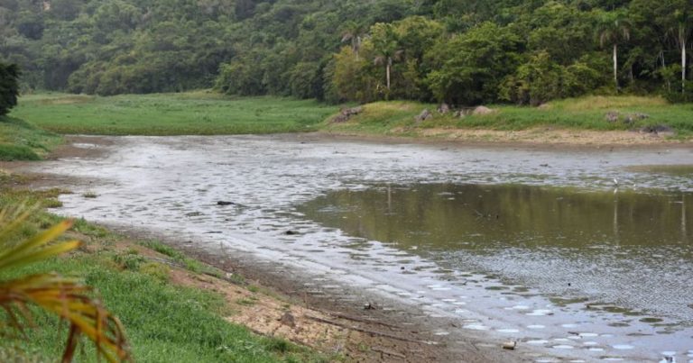 Gobernador firma medidas para evitar racionamiento