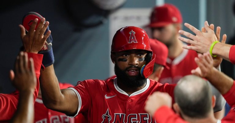 Angelinos remontan y se imponen a los Dodgers en 10 entradas