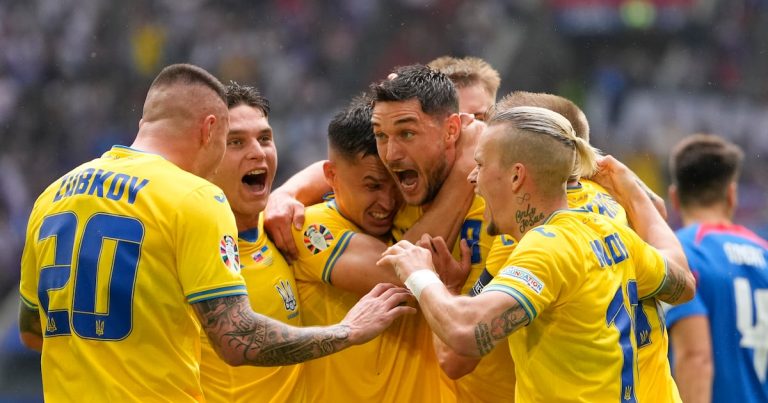 Ucrania remonta para vencer 2-1 a Eslovaquia y sigue con vida en la Euro