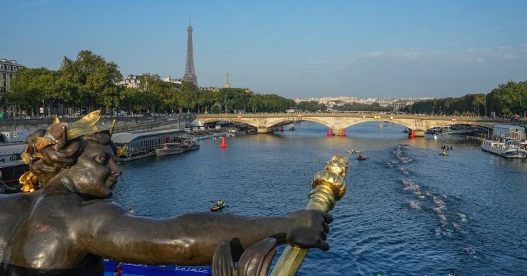 Barcos navegan por el Sena como ensayo para la ceremonia de apertura de París 2024