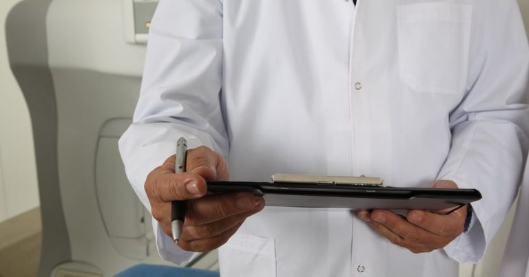 Cargos contra doctor por fraude, apropiación ilegal de identidad y prescripción de recetas sin licencia