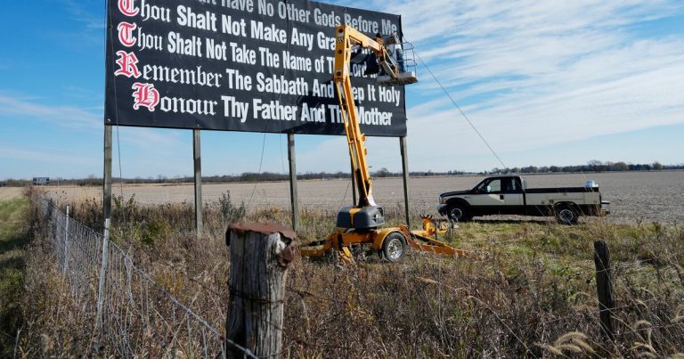 Establecen a base de ley la exhibición de los Diez Mandamientos en