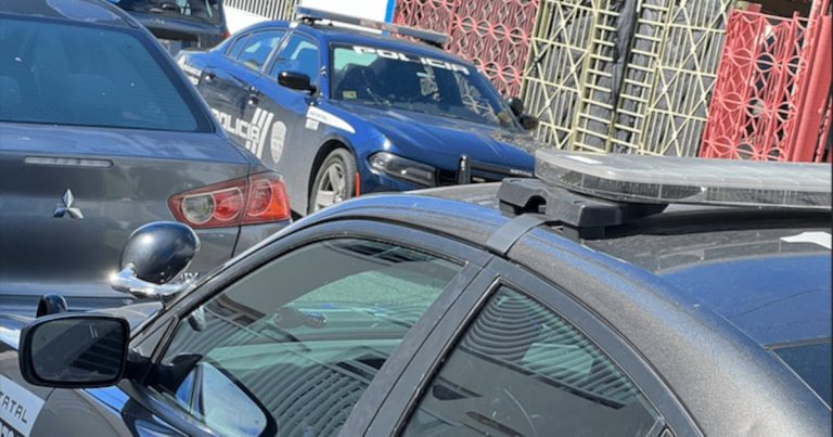 Hallan hombre sin vida dentro de un carro frente a  panadería en Arecibo