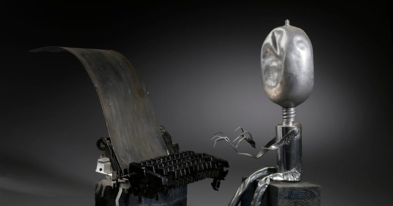 Un artista convierte el hierro viejo en peces y napoleones