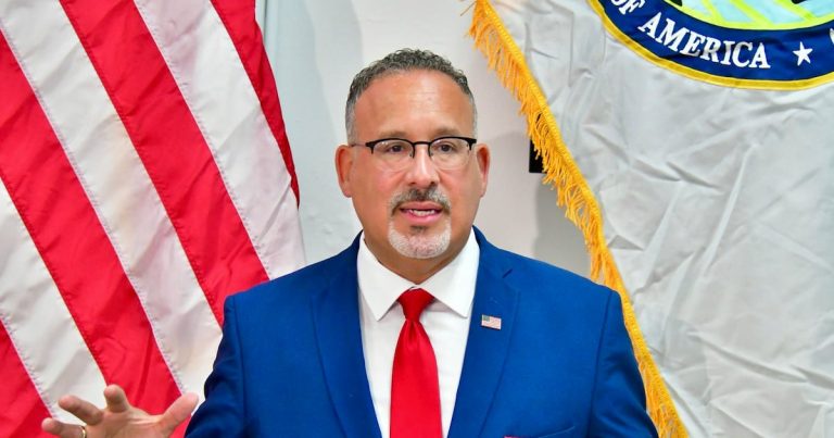 Secretario de Educación federal insiste en seis meses se logrará la descentralización de escuelas