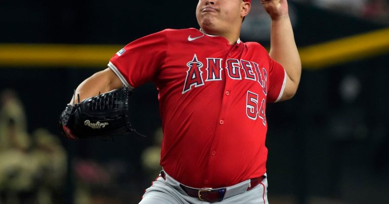 Los Angelinos cortan al venezolano José Suárez, traen a Zach Plesac, y activan a Brandon Drury