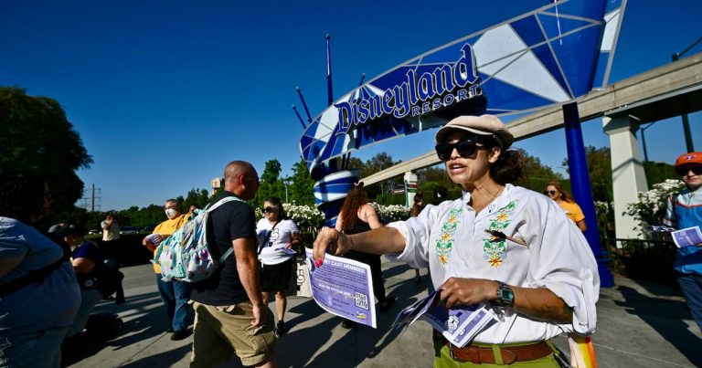 Trabajadores de Disneyland anticipan posible huelga