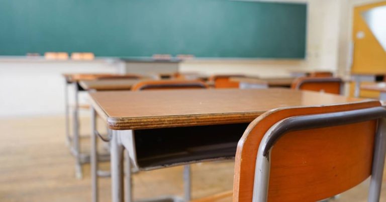 Instan a los tutores legales a no subir fotos y videos de estudiantes menores de edad con uniforme escolar