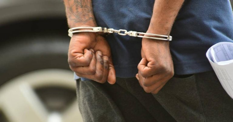 Policía atrapa a hombre con orden de arresto por violencia doméstica intentado salir del país