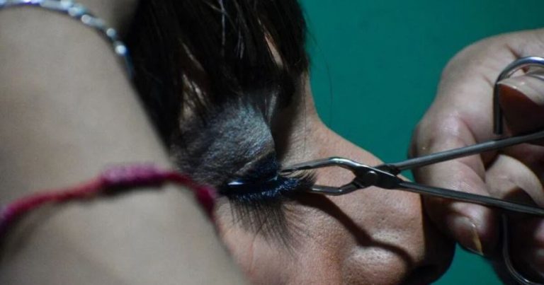 Conoce los graves riesgos para la salud que ocasionan las extensiones para pestañas