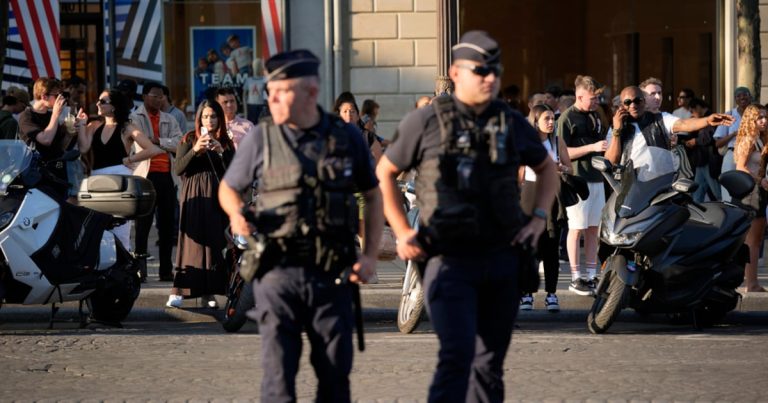 Apuñalan a un policía en París a días de los Juegos Olímpicos