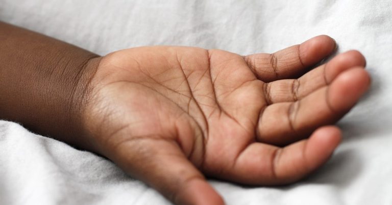 Entregan a bebé en hospital de Bayamón y la madre llega a cuartel de San Juan alegando que fue golpeada