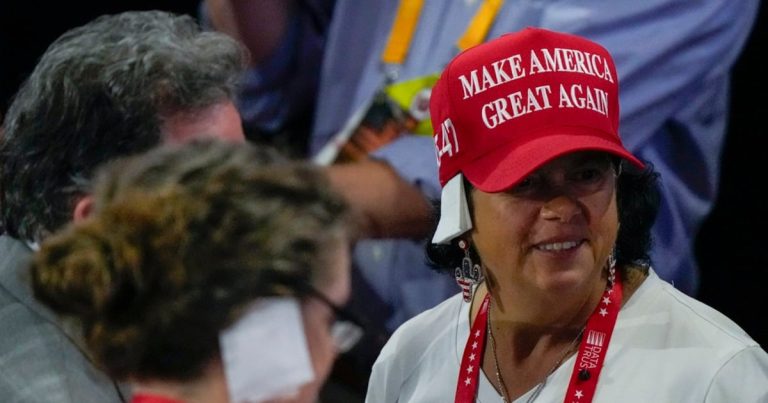 Parche en la oreja, la nueva moda de los republicanos en apoyo a Donald Trump