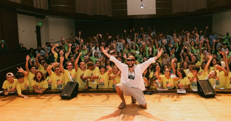 ¡Sorpresa! Bad Bunny visita el campamento “Un verano contigo” de su fundación
