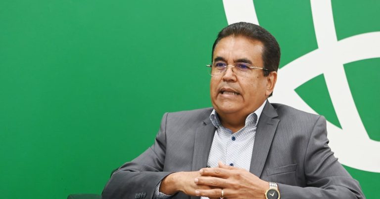 Javier Jiménez detiene actividades de campaña  ante aviso de tormenta tropical