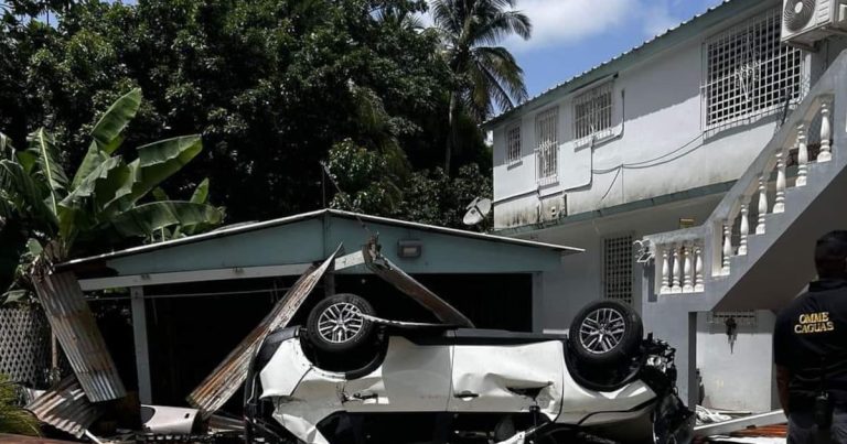 Conductora atropella a un peatón y se estrella contra casa en Caguas