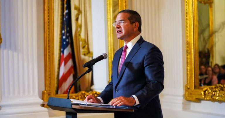 Pierluisi firma ley para proteger personas con trastorno de espectro autista