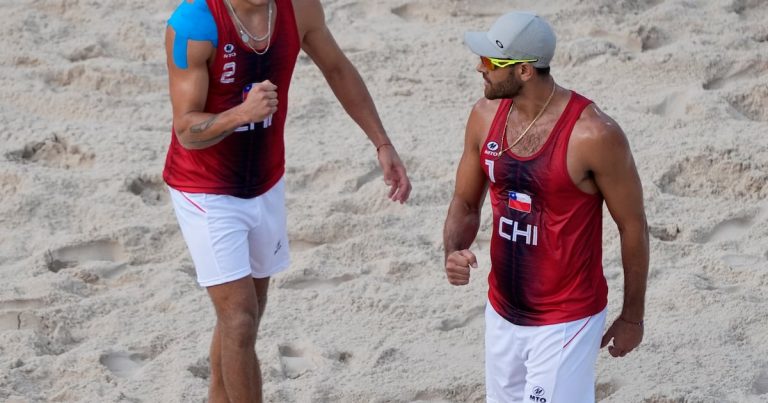 Chilenos avanzan en voleibol olímpico de playa