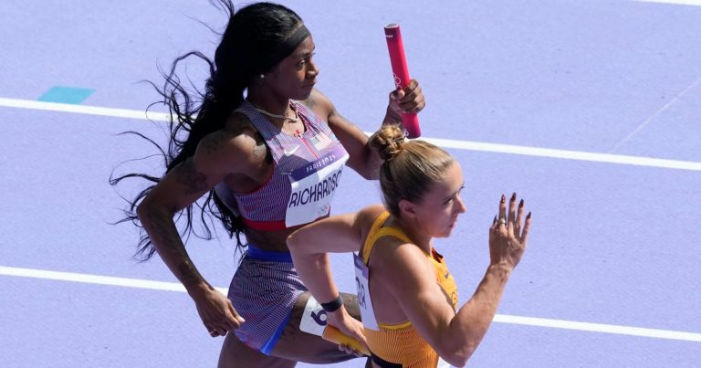 Sha’Carri Richardson salva al relevo femenino de Estados Unidos en el 4×100 olímpico